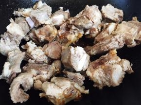 冰糖熬制深红色时放入排骨翻炒