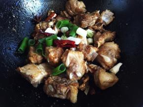 放入配料翻炒片刻