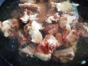 凉水下锅焯去血沫