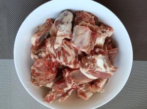 排骨洗净斩块