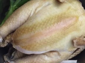 将鸡和配料放入汤锅中