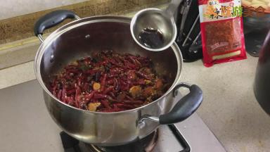 水分收干后，加入少量的花椒油，美极鲜味汁，翻拌均匀即可出锅