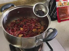 水分收干后，加入少量的花椒油，美极鲜味汁，翻拌均匀即可出锅