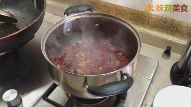 然后换一个小点煮锅，继续用小火盖上锅盖收干水分，让兔子更入味