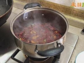 然后换一个小点煮锅，继续用小火盖上锅盖收干水分，让兔子更入味