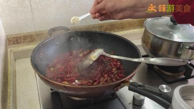 当水分微干时加入少量白糖、味精、鸡精调味，翻炒均匀