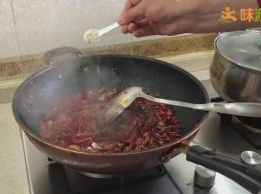 当水分微干时加入少量白糖、味精、鸡精调味，翻炒均匀