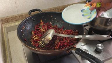 加入少量水，加水是为了让兔子更好的入味，水烧开后改小火，慢慢把水收干