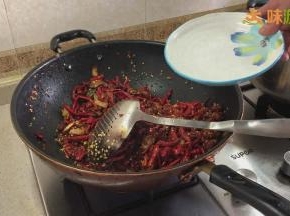 加入少量水，加水是为了让兔子更好的入味，水烧开后改小火，慢慢把水收干