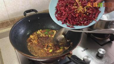 放入干辣椒炒出辣味