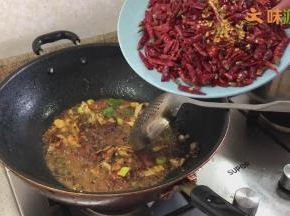 放入干辣椒炒出辣味