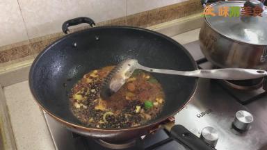 接着放入花椒炒出麻味