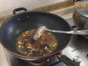 接着放入花椒炒出麻味