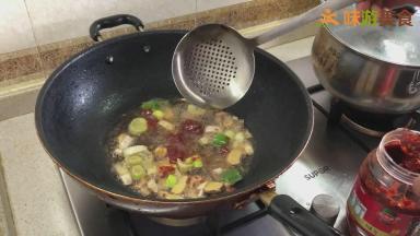 再放入两小勺郫县豆瓣酱，炒香