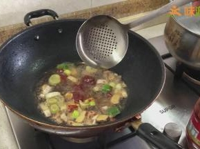 再放入两小勺郫县豆瓣酱，炒香