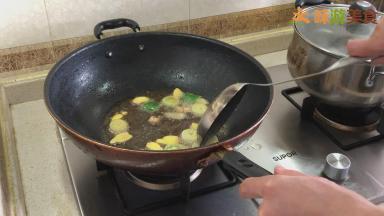 锅加热倒入少许油，放入姜、葱炒香