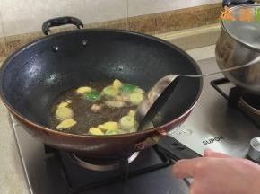 锅加热倒入少许油，放入姜、葱炒香