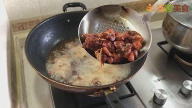 大约大火炸7-8分钟，兔子炸至金黄色即可到处沥油