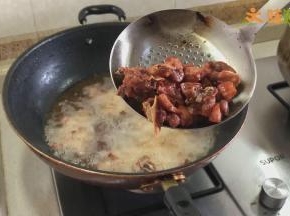 大约大火炸7-8分钟，兔子炸至金黄色即可到处沥油
