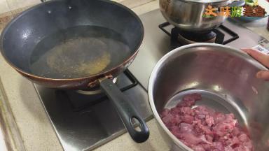 锅烧热，加入适量的油，加热至7、8成热（大概是开始有油烟的时候），将码好味的兔子沥干多余的水分，倒入油锅中炸