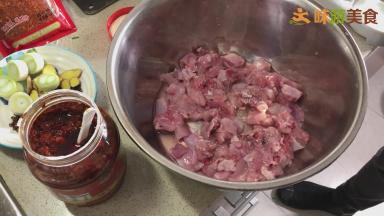 剁好的兔子加入少量盐、胡椒粉、味精、鸡精、料酒，拌均匀，码味5分钟左右