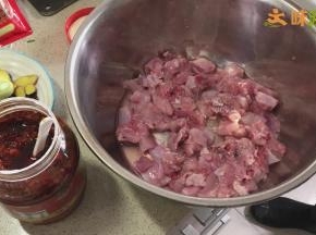 剁好的兔子加入少量盐、胡椒粉、味精、鸡精、料酒，拌均匀，码味5分钟左右