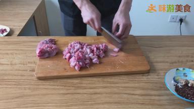 兔子剁成1.5cm左右大小的块，便于把水分炸干