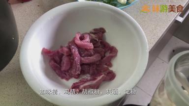 将里脊肉切成1cm左右宽的规则长条