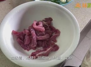 将里脊肉切成1cm左右宽的规则长条