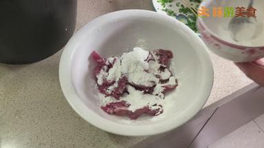 加入少量盐、味精、鸡精、料酒、白胡椒粉、淀粉抓拌均匀，码味几分钟