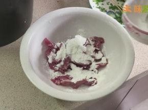 加入少量盐、味精、鸡精、料酒、白胡椒粉、淀粉抓拌均匀，码味几分钟