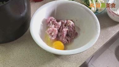 码味后打入一个鸡蛋，拌均匀