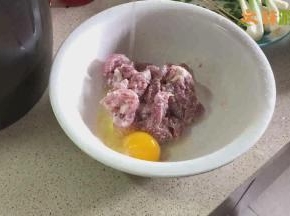 码味后打入一个鸡蛋，拌均匀