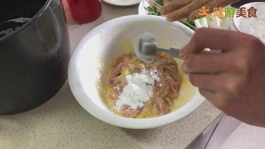 并根据情况适量再加入干淀粉，不要一次加太多，可以少量多次的加