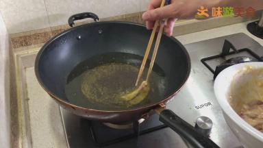 锅烧热，倒入油烧至7成热（大约是有油烟冒起的时候）依次放入里脊肉条，避免肉条粘连在一起不成形