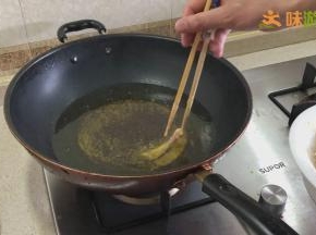 锅烧热，倒入油烧至7成热（大约是有油烟冒起的时候）依次放入里脊肉条，避免肉条粘连在一起不成形