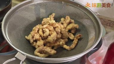 炸制表面金黄即可倒出沥油