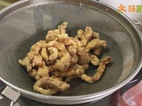 炸制表面金黄即可倒出沥油