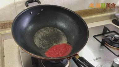 锅内留少许底油，不能太多，小火加入1汤勺番茄酱