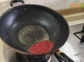 锅内留少许底油，不能太多，小火加入1汤勺番茄酱