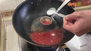 当酱汁开始冒泡时加入少许水淀粉，让酱汁更浓稠