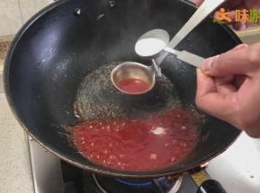 当酱汁开始冒泡时加入少许水淀粉，让酱汁更浓稠