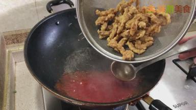 然后加入炸好的里脊肉翻炒，让里脊肉均匀的裹上酱汁