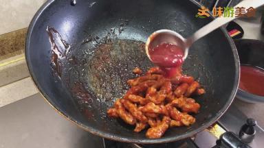 如果觉得颜色不够红还可再次加入番茄酱上色