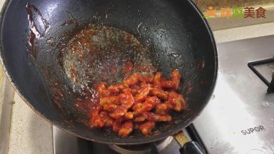 翻炒均匀后，淋入少许油炒匀即可出锅（此时加入油是为了让菜谱更加鲜亮）