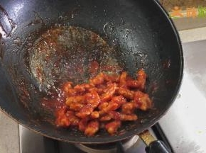 翻炒均匀后，淋入少许油炒匀即可出锅（此时加入油是为了让菜谱更加鲜亮）