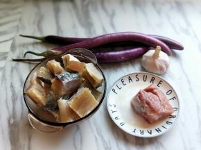 准备食材，亲戚说茄子最好用那种粗的，但是6是一样的，还有就是里脊肉可以选择五花肉，咸鱼洗干净，之后再用冷水泡软。