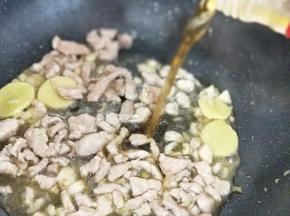 再加入肉丝炒至变色，加入料酒。