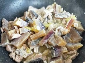 加入咸鱼块，翻炒，这里补充一下，咸鱼切的大小块可以根据自己喜欢来，里脊肉也可以选择切肉末。如果咸鱼切丁的话，那么一定要把鱼刺去除干净，老人孩子吃的时候要格外当心鱼骨头。