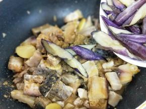 加入油炸过的茄子翻炒片刻，加入鸡汤，再加入料酒，鱼露，胡椒粉，翻炒均匀，这里也要注意一下，茄子倒入锅中后不要大幅度翻动，以免茄子散碎，如果你喜欢吃辣的，也可以加一些红辣椒，倒入砂锅中盖上盖子小火慢炖10分钟即可出锅。